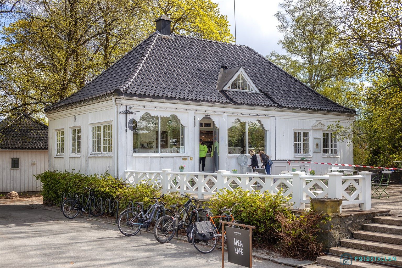Start dagen med en rolig spasertur gjennom parkens vakre alléstrøk før byen våkner. Her sees Anne på landet – en idyllisk kafé i Frognerparken som serverer nydelig mat og smakfulle bakverk i hyggelige omgivelser.