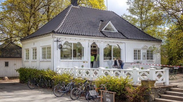 Start dagen med en rolig spasertur gjennom parkens vakre alléstrøk før byen våkner. Her sees Anne på landet – en idyllisk kafé i Frognerparken som serverer nydelig mat og smakfulle bakverk i hyggelige omgivelser.