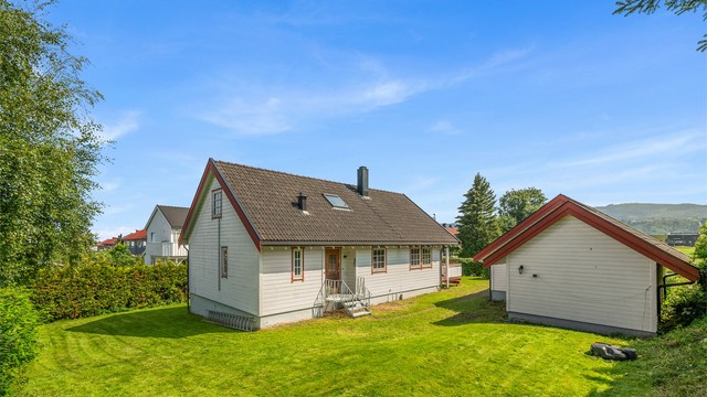 Eiendommen har en stor og pent opparbeidet hage med plen, hekk og god plass til lek og aktiviteter.