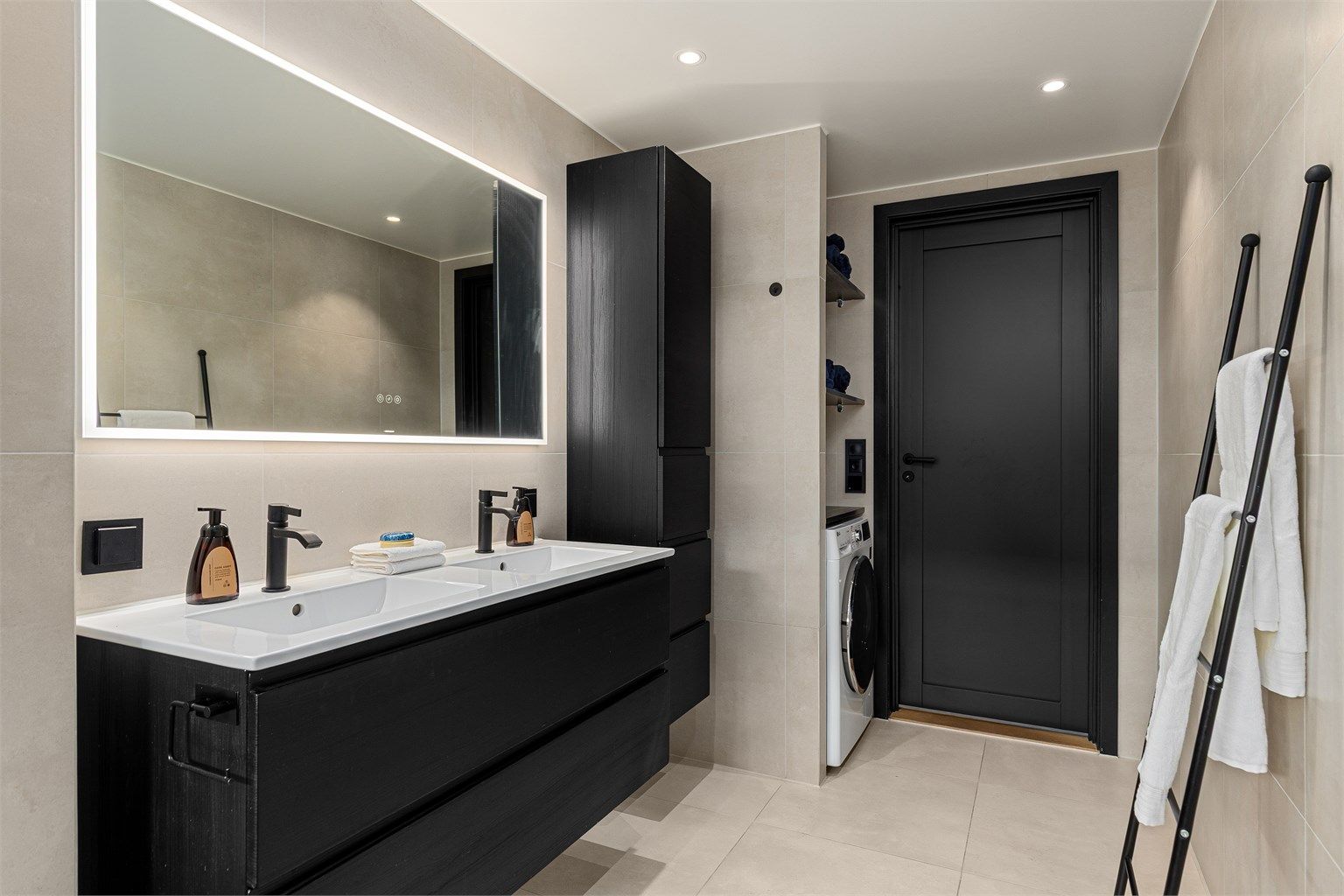 Badet har spa-følelse og er svært gjennomført. Et godt familiebad, med dobbel servant og mye lagringsplass