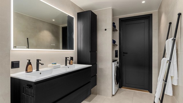 Badet har spa-følelse og er svært gjennomført. Et godt familiebad, med dobbel servant og mye lagringsplass