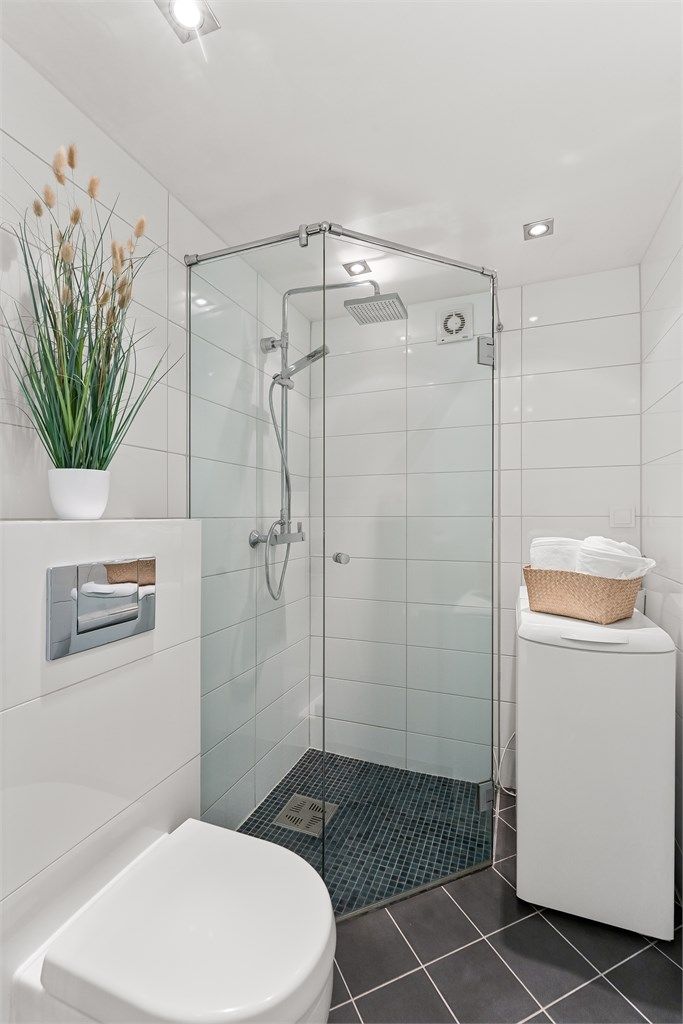 Badet ble oppgradert i 2010 og har en romslig dusjnisje med glassdører og regnfallsdusj.