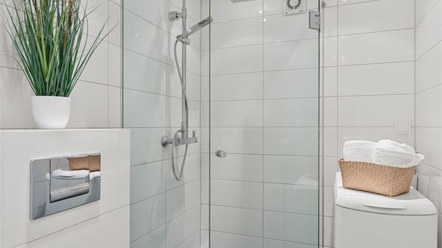 Badet ble oppgradert i 2010 og har en romslig dusjnisje med glassdører og regnfallsdusj.