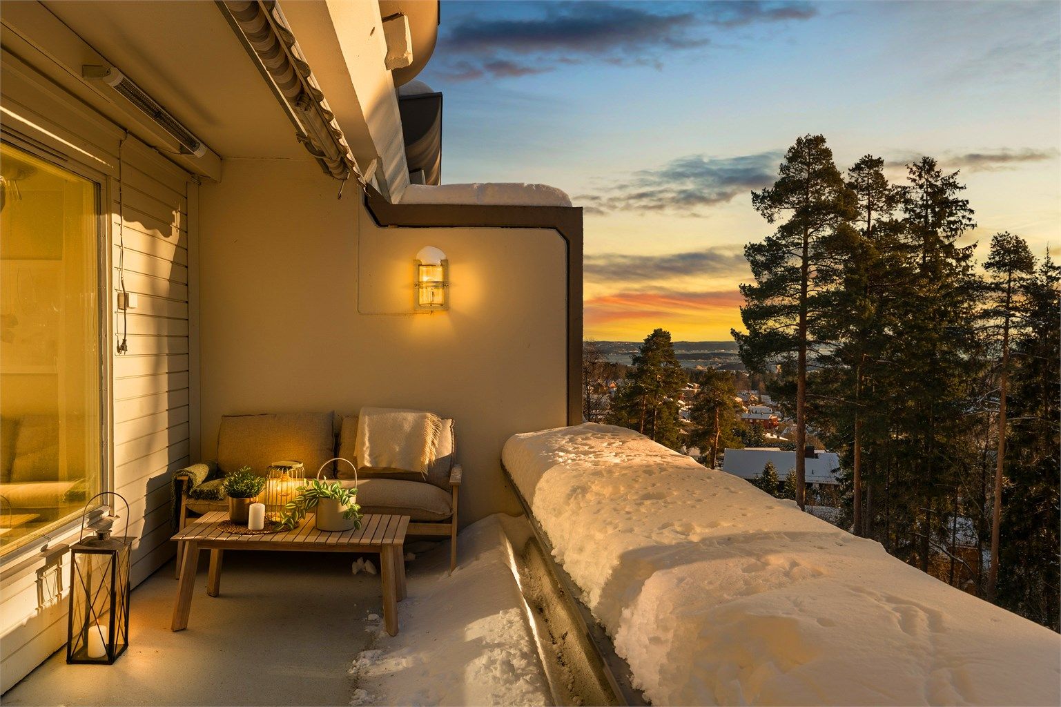 Velkommen til Holmenkollveien 74D – en tiltalende og arealeffektiv selveierleilighet med naturskjønn beliggenhet. Foto: Trond Walsø / Walso Work