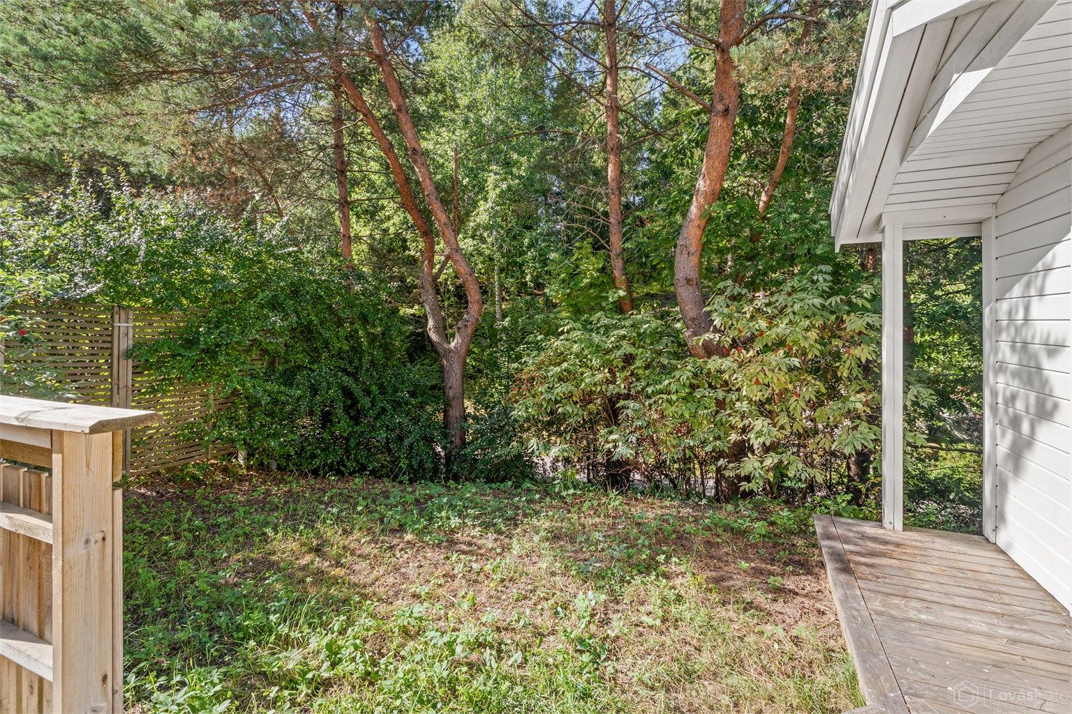 Terrassen har en attraktiv beliggenhet i direkte tilknytning til den hagen, noe som gjør uteområdet godt egnet for både lek og rekreasjon. 