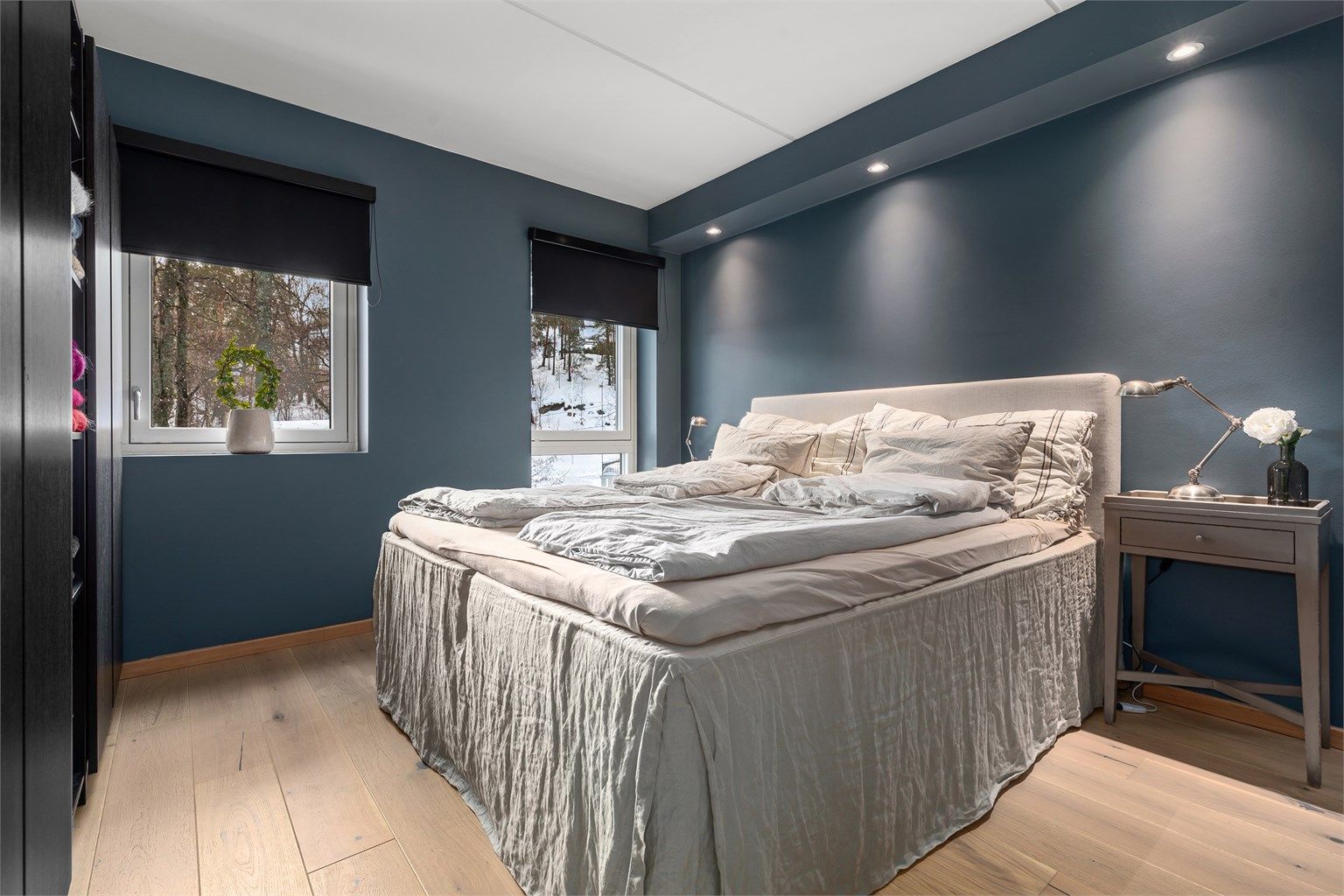 Dagens hovedsoverom med plass til dobbeltseng, nattbord og garderobeløsning