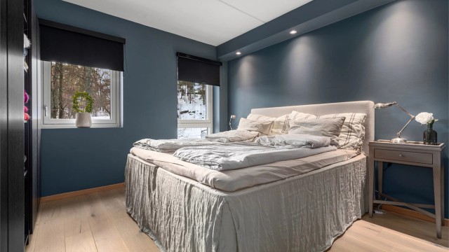 Dagens hovedsoverom med plass til dobbeltseng, nattbord og garderobeløsning