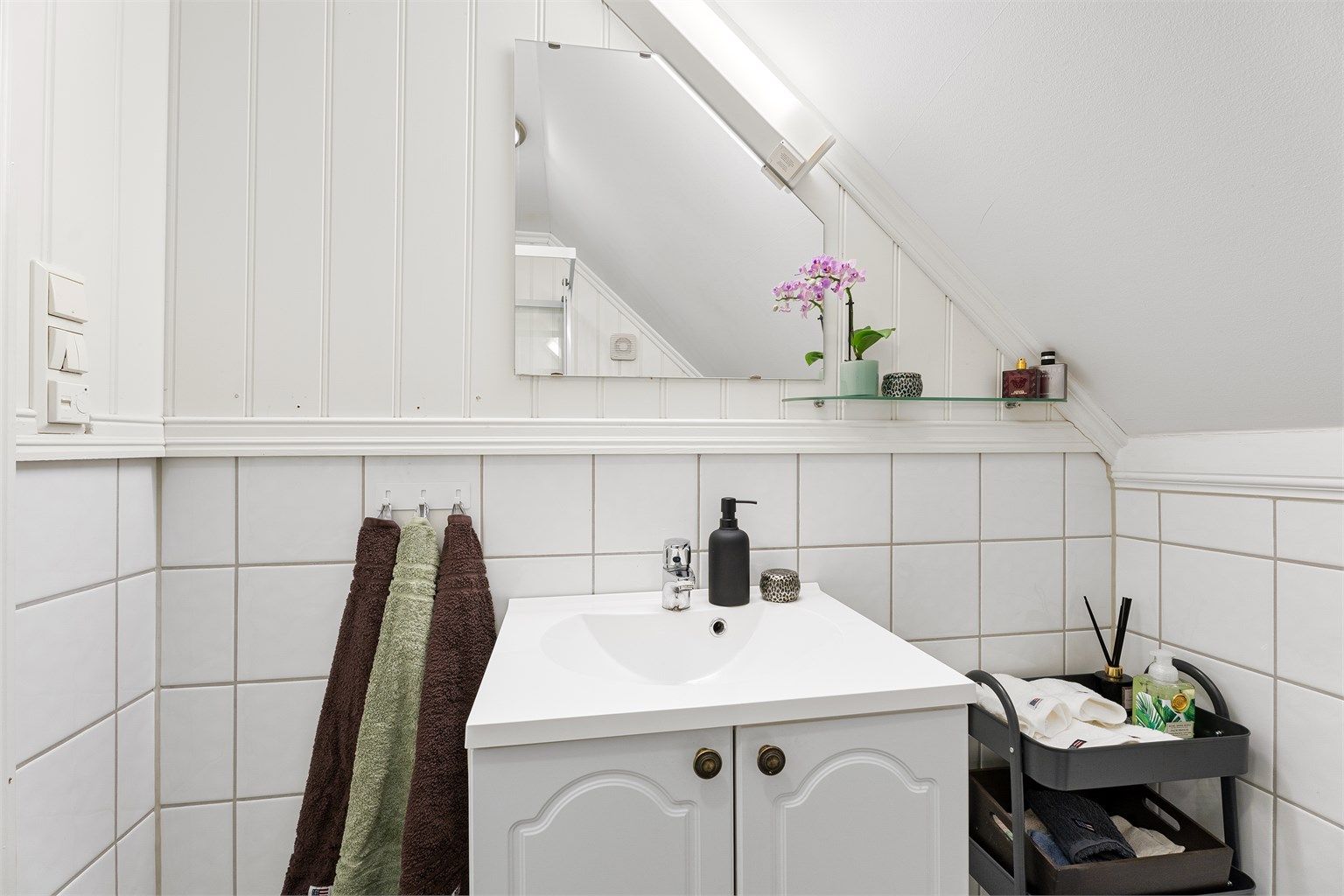 Praktisk baderomsinnredning med integrert speilbelysning og gode oppbevaringsskuffer.