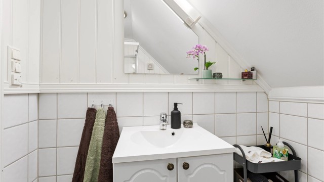 Praktisk baderomsinnredning med integrert speilbelysning og gode oppbevaringsskuffer.