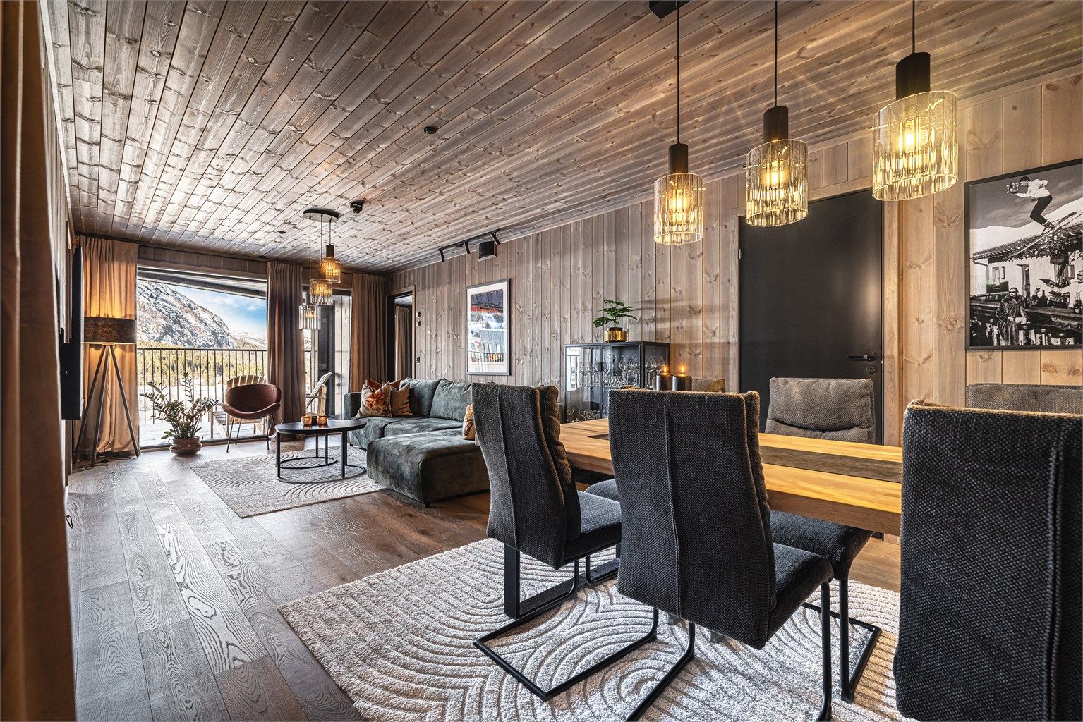 Store vindusflater slipper inn rikelig med lys og rammer inn utsikten mot fjellene.
