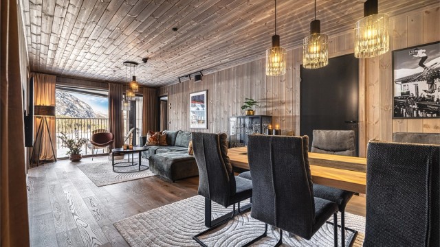 Store vindusflater slipper inn rikelig med lys og rammer inn utsikten mot fjellene.