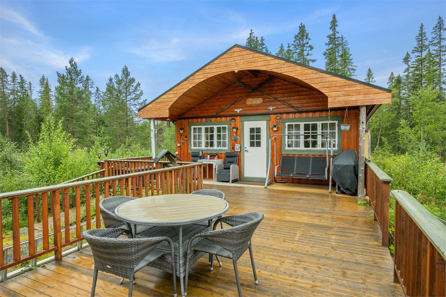 Hytta har en stor og innbydende terrasse med flere soner for utemøbler og hyggelige sammenkomster. Det gjøres oppmerksom på at reguleringsbestemmelsene fastslår at veranda ikke skal overskride 30 kvm. Terrassen måler ca. 65 kvm. Kjøper overtar all risiko.