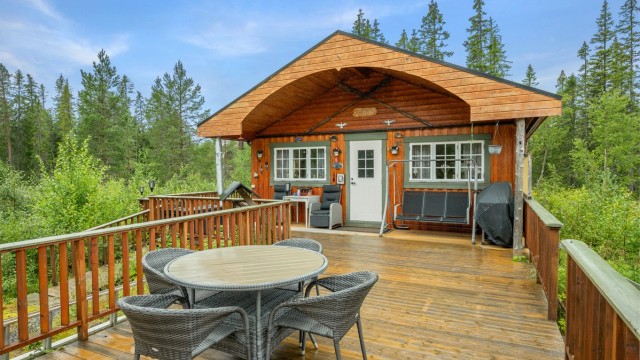 Hytta har en stor og innbydende terrasse med flere soner for utemøbler og hyggelige sammenkomster. Det gjøres oppmerksom på at reguleringsbestemmelsene fastslår at veranda ikke skal overskride 30 kvm. Terrassen måler ca. 65 kvm. Kjøper overtar all risiko.