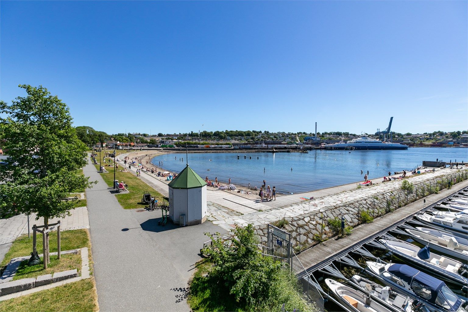 På gode sommerdager er det yrende liv på bystranden Sjøbadet - en kort sykkeltur unna Framnes.