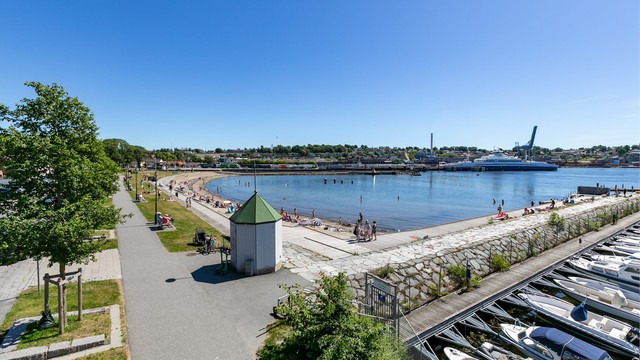 På gode sommerdager er det yrende liv på bystranden Sjøbadet - en kort sykkeltur unna Framnes.