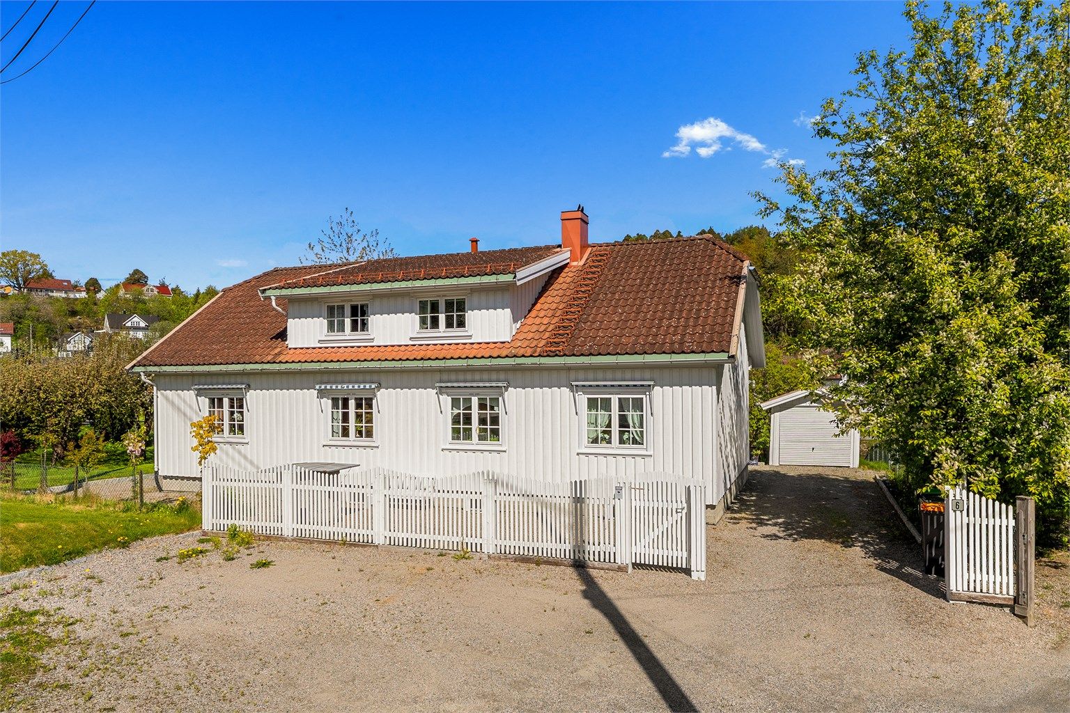 Boligen er oppført i 1957 med tilbygg fra 2001. 