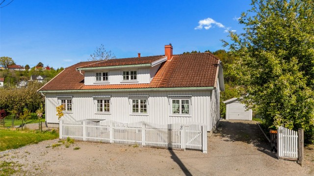 Boligen er oppført i 1957 med tilbygg fra 2001.