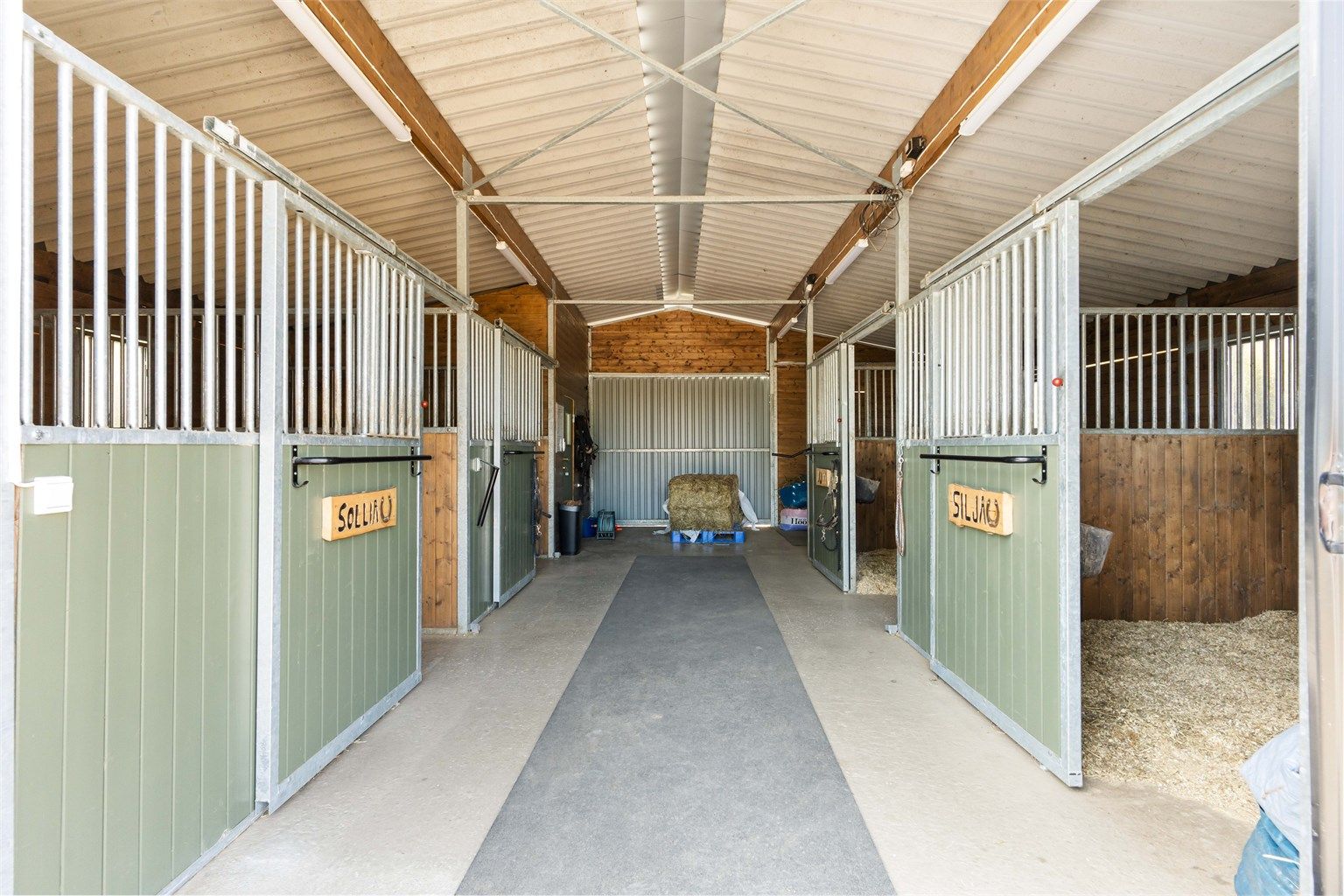 På eiendommen finner du en romslig stall, ideell for hestehold.