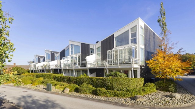 Bygget ligger i et rolig og veletablert boligområde i Sandeparken.