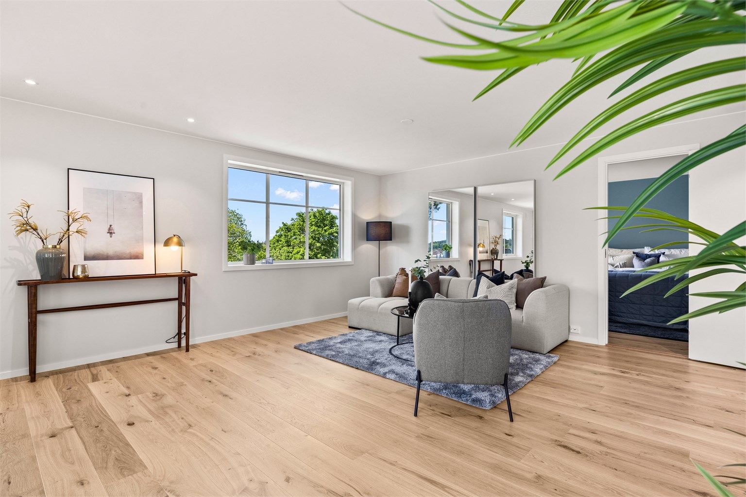 Stuen har store vindusflater mot vest og syd som også er helt nye