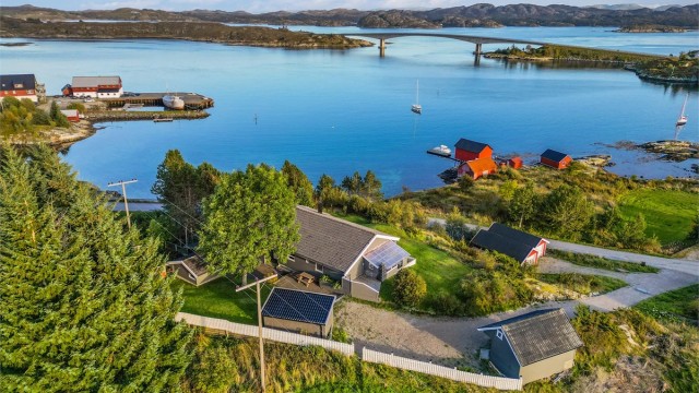 Her får du en stor selveiertomt på tre mål pent opparbeidet med gruslagte veier, diverse beplantninger, plenareal, biloppstillingsplass og sittegrupper.