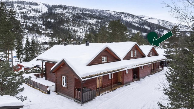 Krogsveen v/Vindum ønsker velkommen til Krodalvegen 13 - Ende i rekke på 3! Tomten som er tilliggende er åpen og solrik.