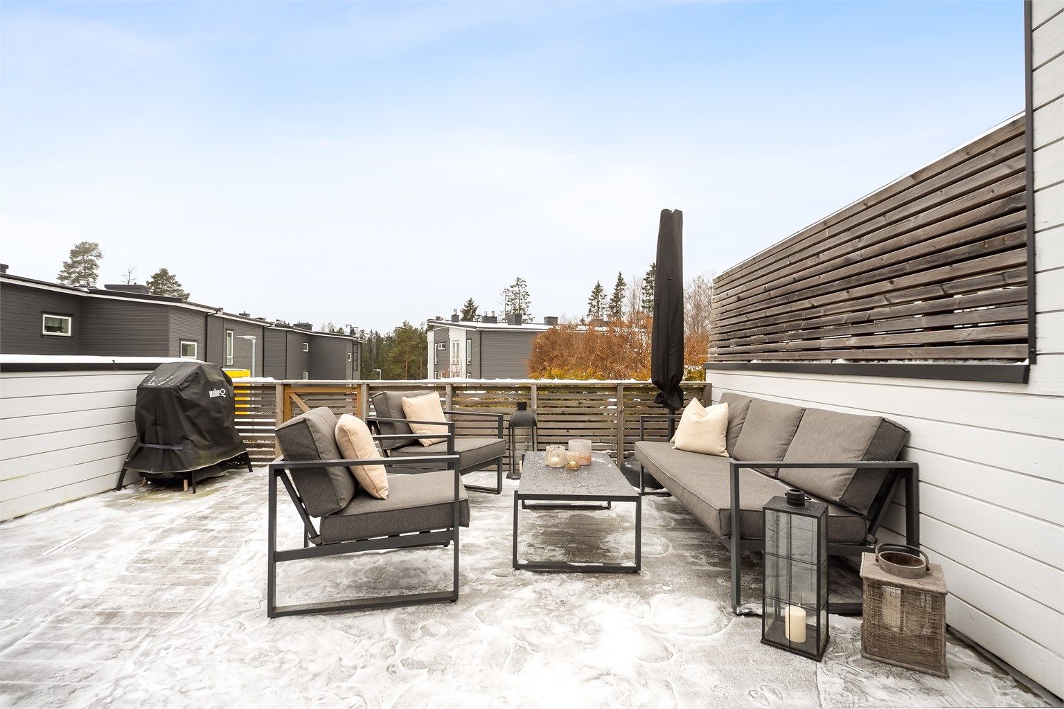 Uteplassen er bygget med terrassebord og har rekkverk i tre og metall.