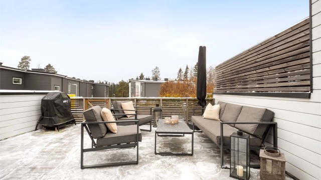 Uteplassen er bygget med terrassebord og har rekkverk i tre og metall.