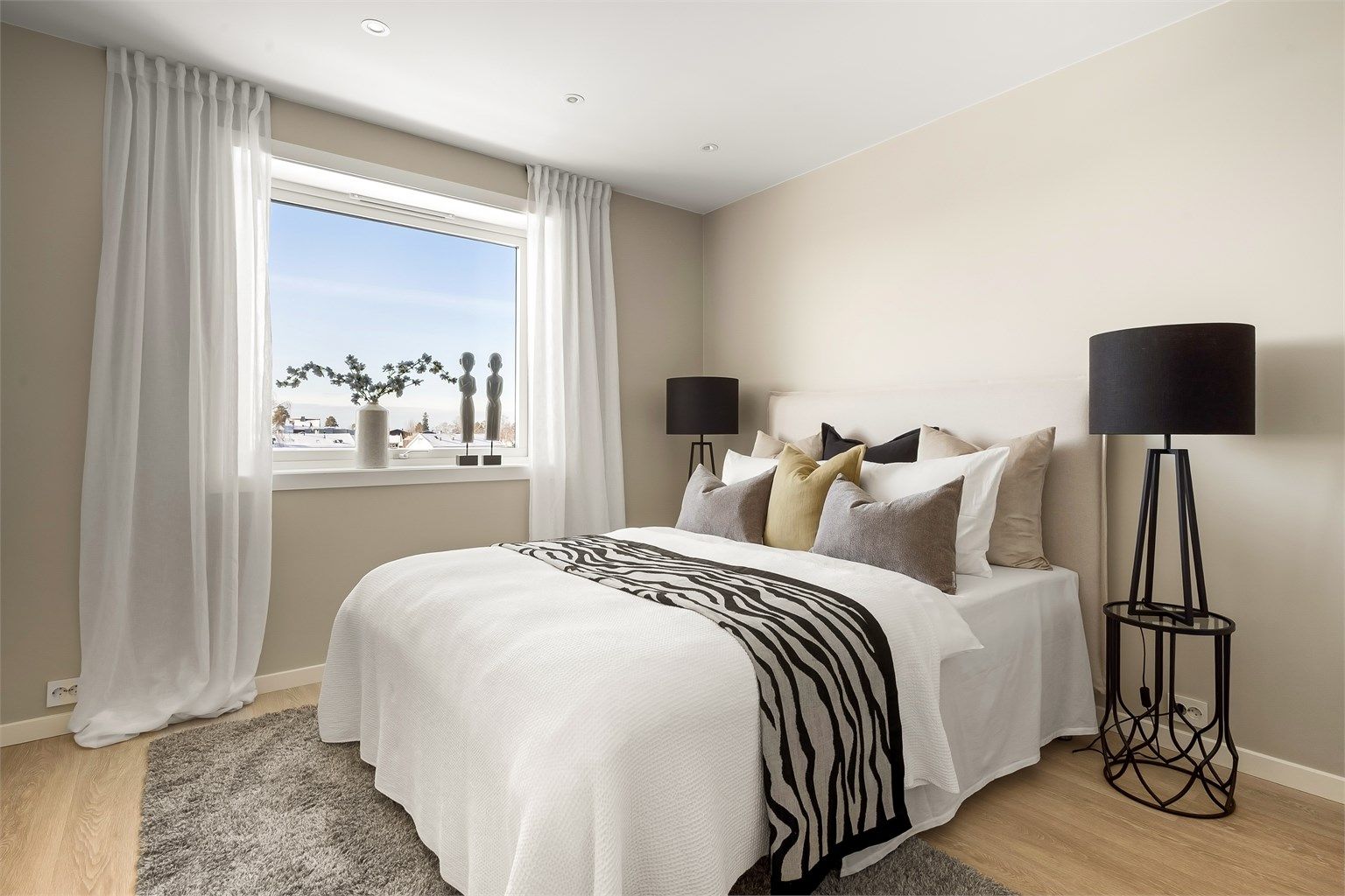 Som i resten av leiligheten er det laminatgulv med gulvvarme og downlights i himling. Merk utsynet!