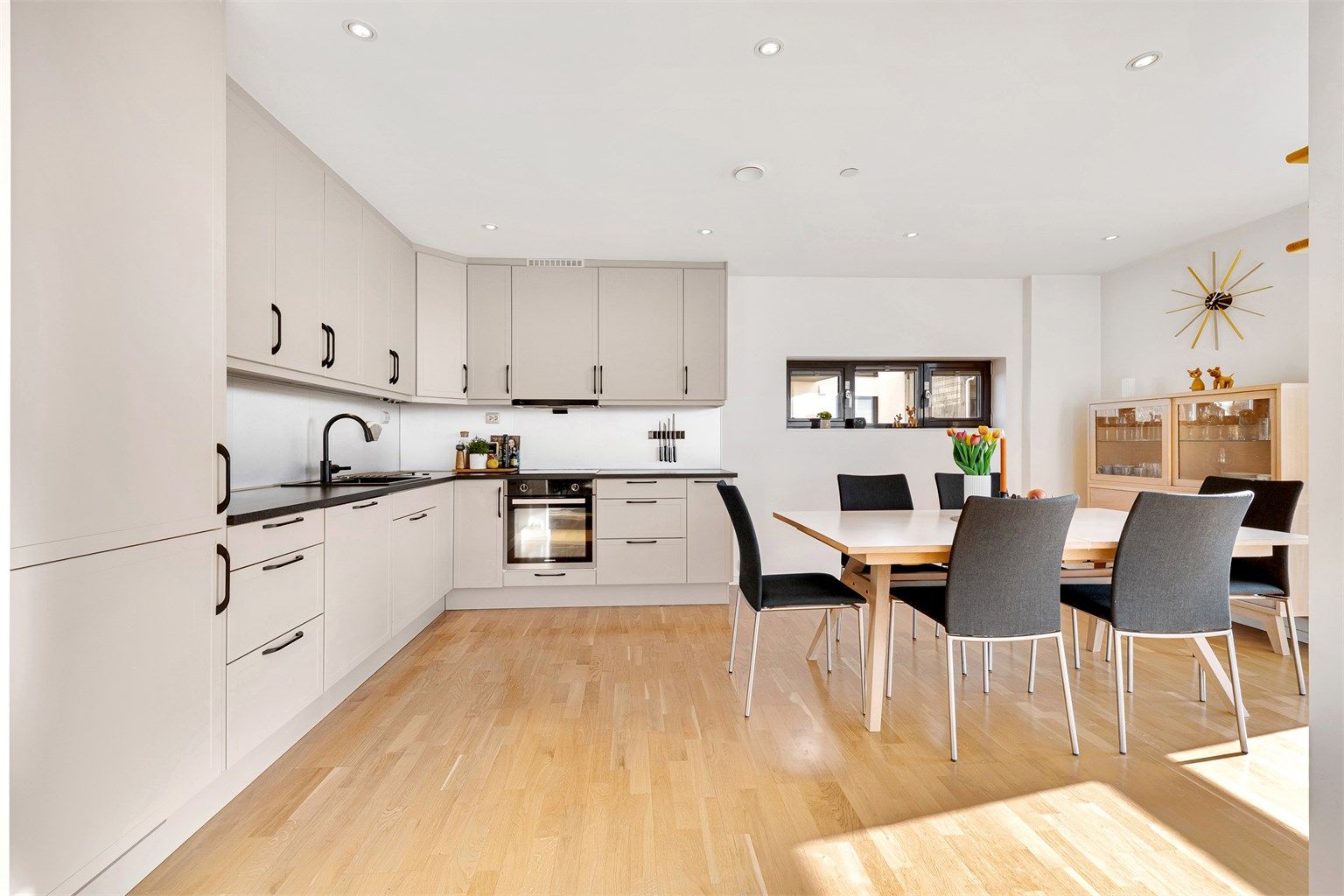 Kjøkken med god plass til romslig spisestue