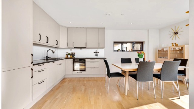 Kjøkken med god plass til romslig spisestue