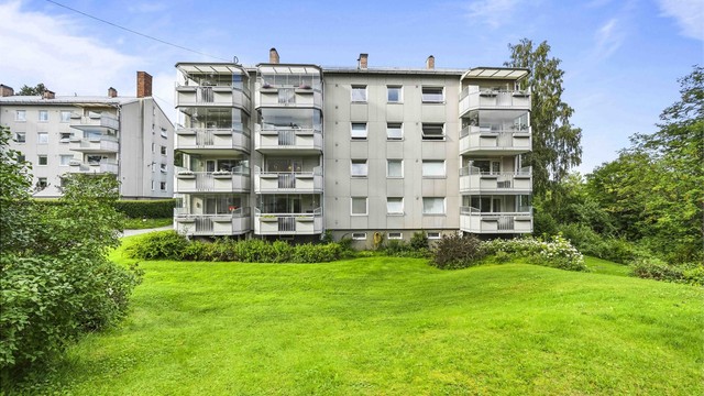 Parkering er tilgjengelig på sameiets fellesområde på oppmerkede plasser. Sameiet har en avtale om garasjeplasser med Eiksmarka Boligsameie Garasjelag, og det er lademuligheter for elbil både i garasje og på fellesparkering