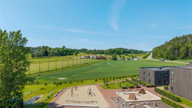 Foruten en flott beliggenhet i Signaturhagen hvor det er deilige oppholdsplasser på pent opparbeidede fellesarealer, har man alt i nærheten.