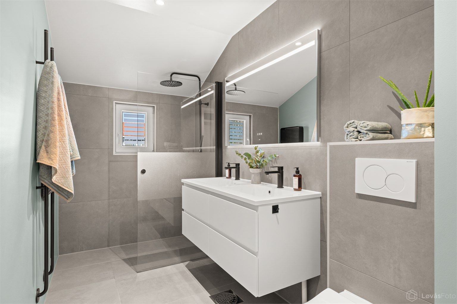 Pent bad som ble pusset opp i 2018. Fliser fra Studio Bergersen. Dusjnisje med regnfallsdusj