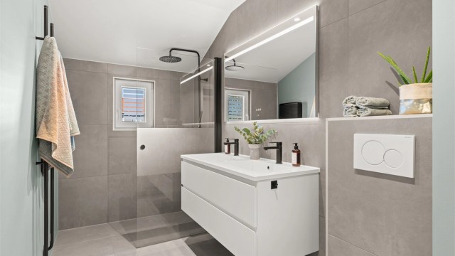 Pent bad som ble pusset opp i 2018. Fliser fra Studio Bergersen. Dusjnisje med regnfallsdusj