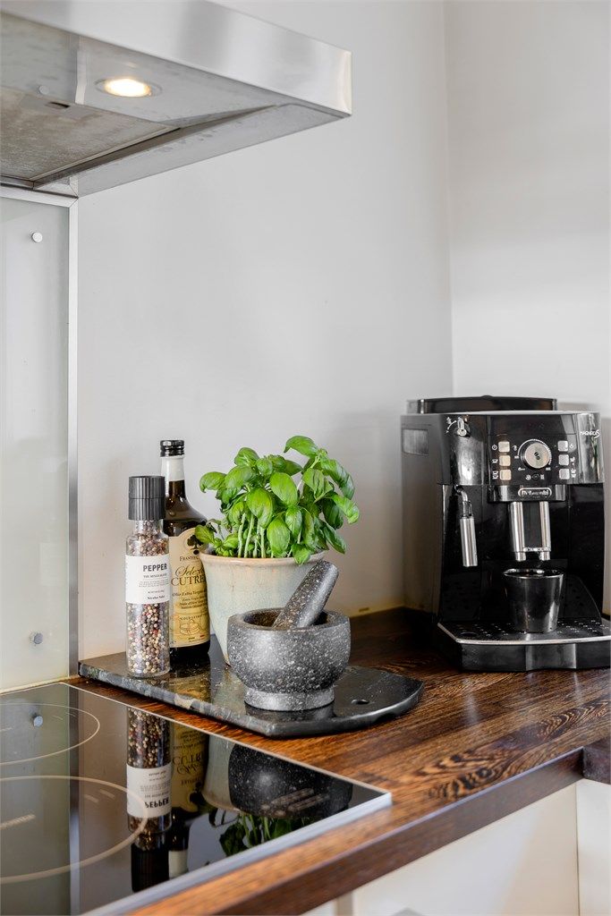 Benkeplaten i heltre gir en varm kontrast til de hvite frontene. Komfyrvakt fra Verisure er installert.