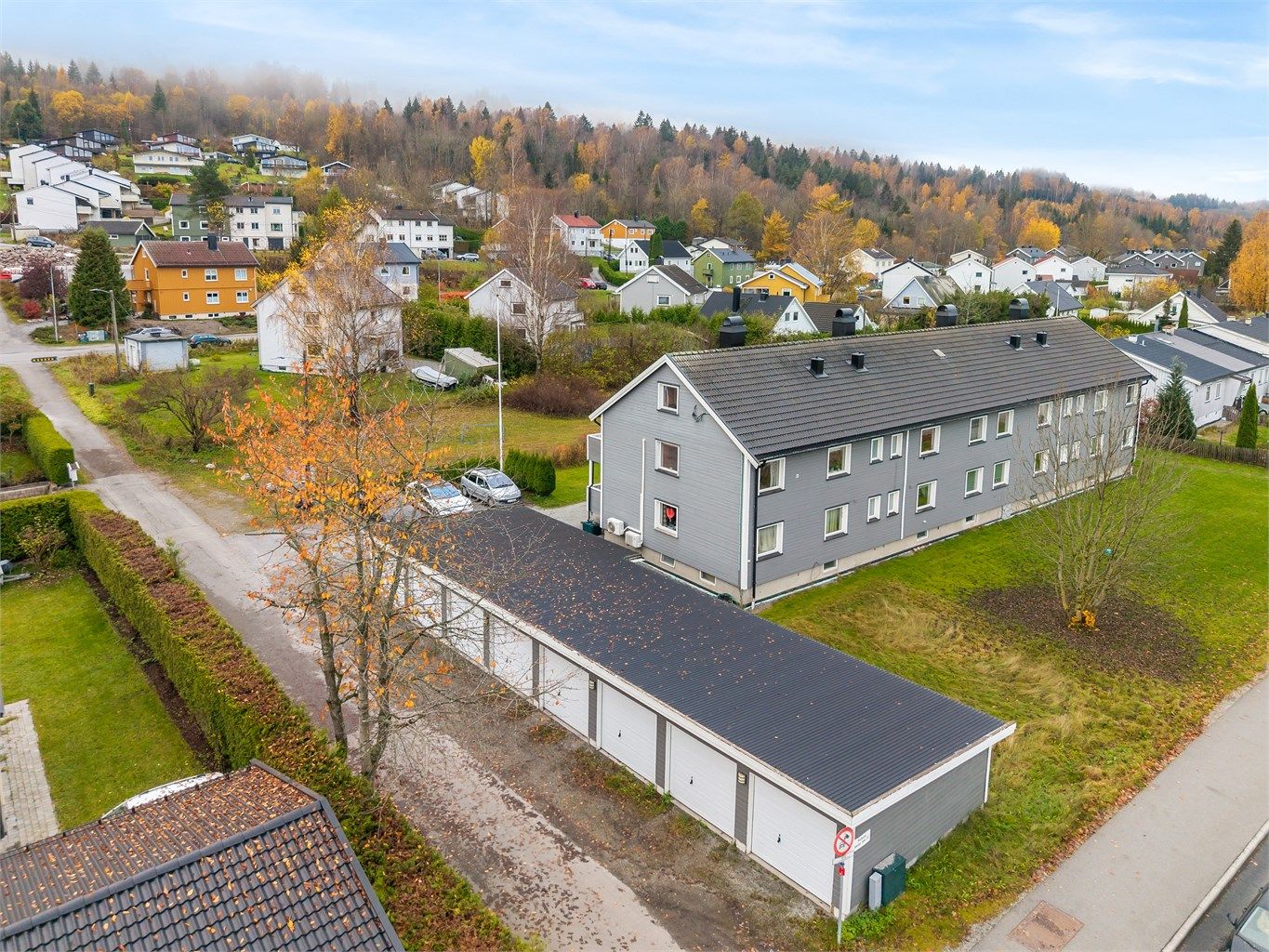 Leiligheten disponerer en garasjeplass i fellesrekke - videre er det muligheter for gjesteparkering. Foto: Tor Harald Johannessen