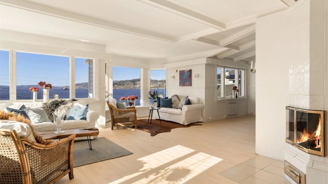 - Stuen er lys og romslig. Gulvet her og i kjellerstue er nyslipt og behandlet med 2 strøk Bona White og 2 strøk Bona Raw ultra matt lakk -