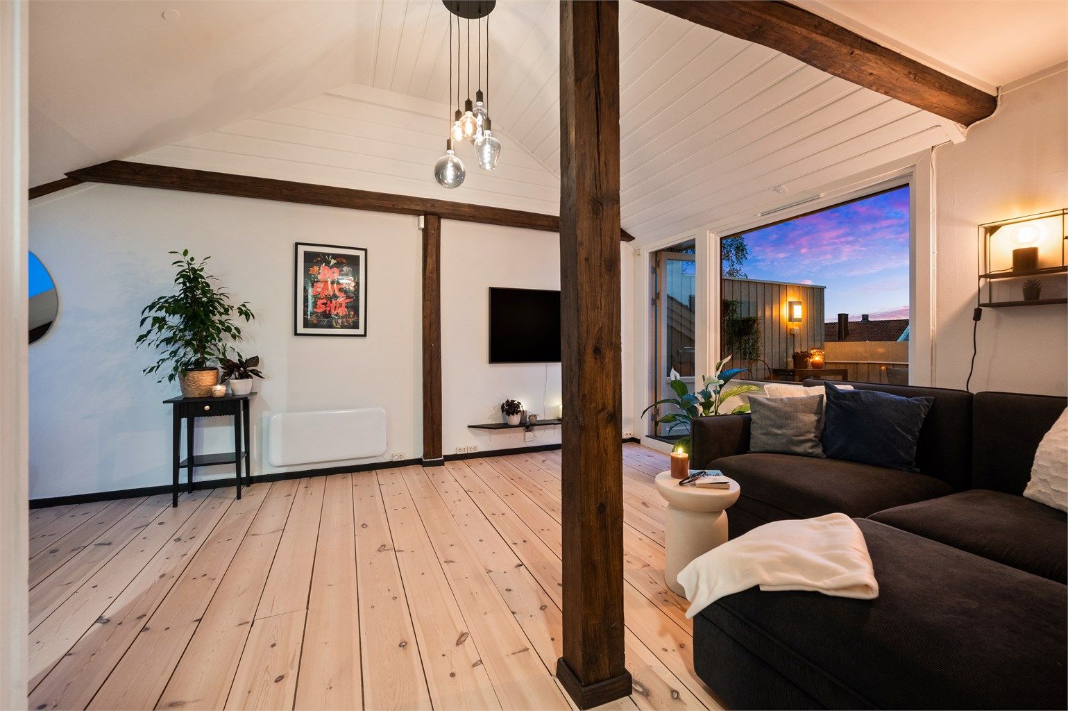 Takhøyden er målt i stuen til hele 3,11 m.