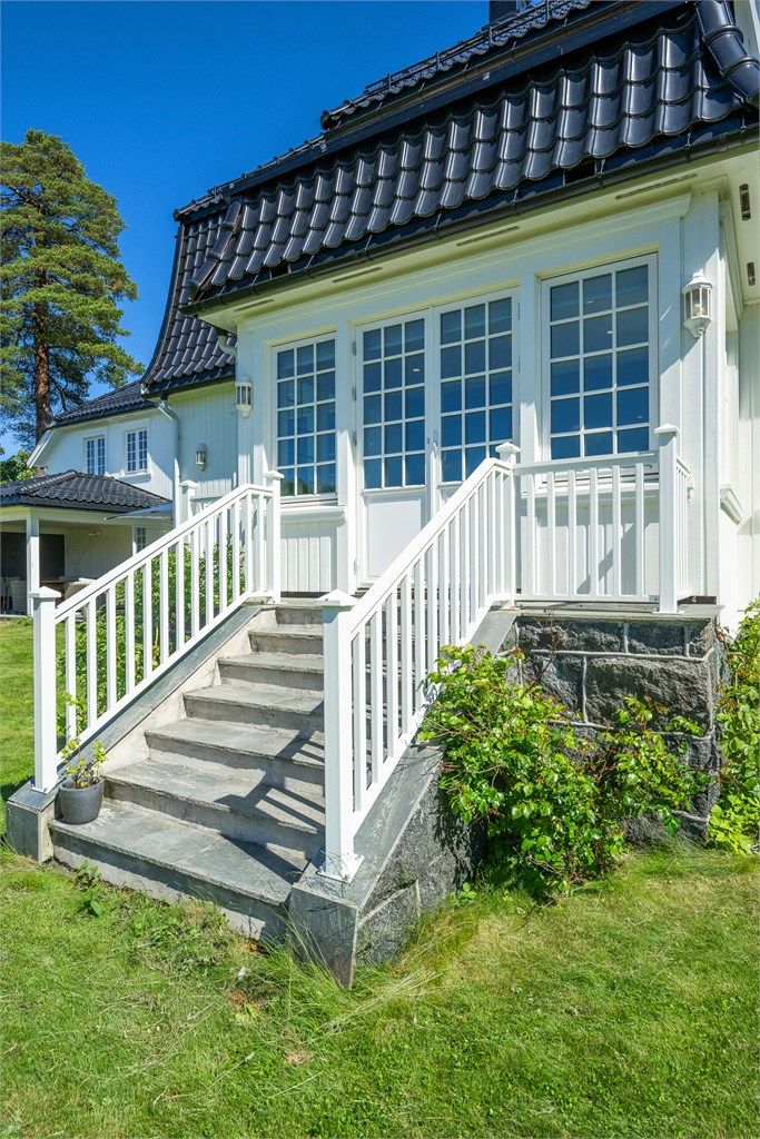 Detalj av fasaden med grunnmur av naturstein.