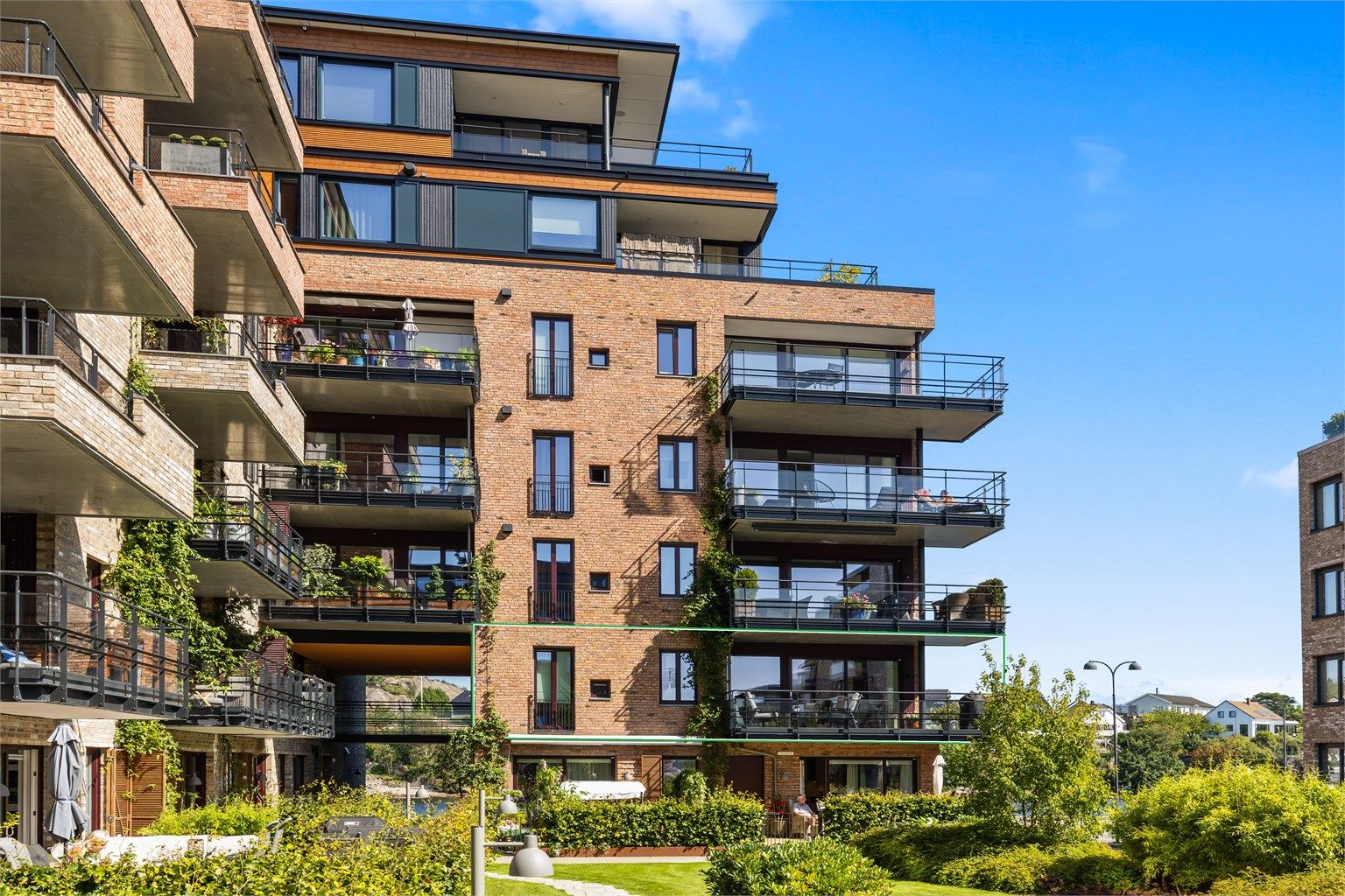 Krogsveen v/Anders R. Skajaa presenterer Batterigata 1! - Nyere leilighet med riktig beliggenhet for både sol, utsikt og luftig beliggenhet i et ellers tettbygd boligområde.