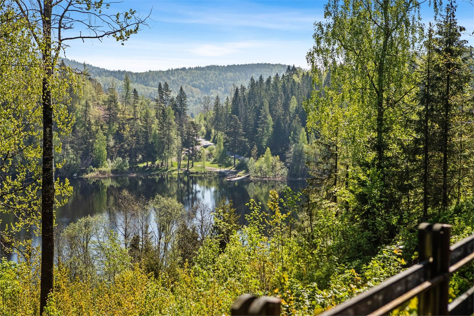 Innen kort gange finner du en større badeplass med både sandstrand, stor gresslette og badebrygge med stupetårn. Her er det tilrettelagt for både store og små.
