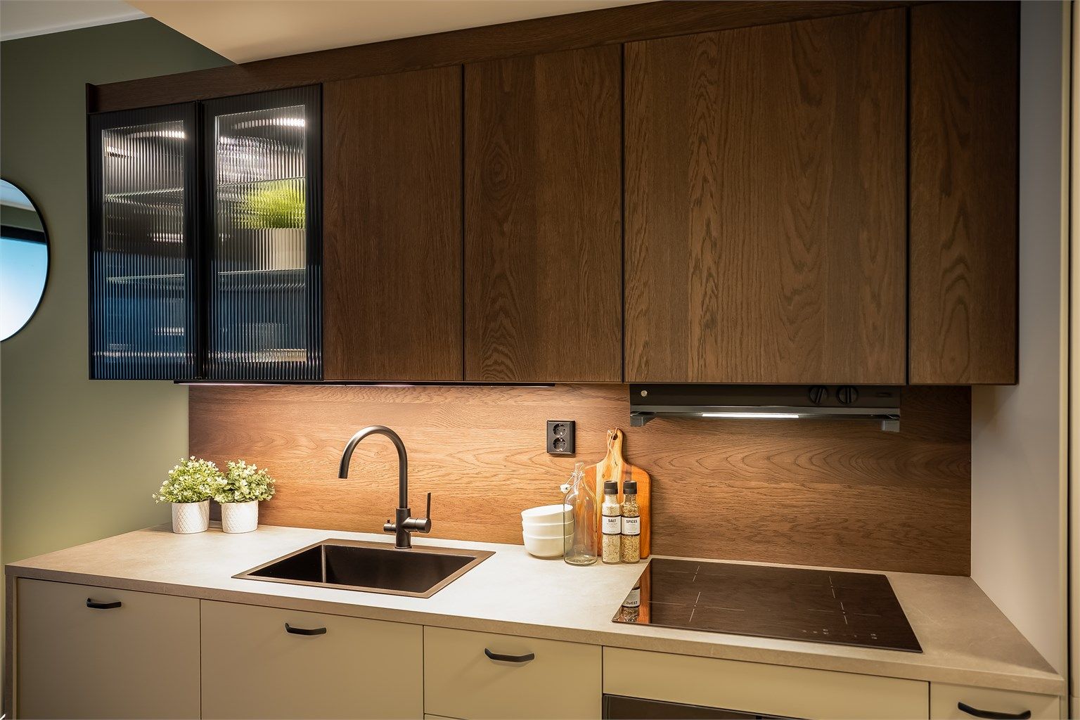 Platetopp med induksjon, kjøl- fryseskap, stekeovn og oppvaskmaskin (alt nytt).