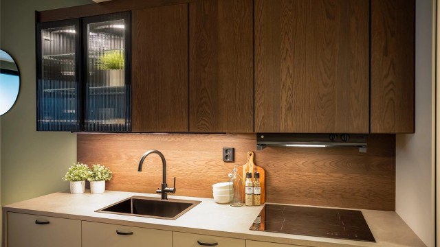 Platetopp med induksjon, kjøl- fryseskap, stekeovn og oppvaskmaskin (alt nytt).