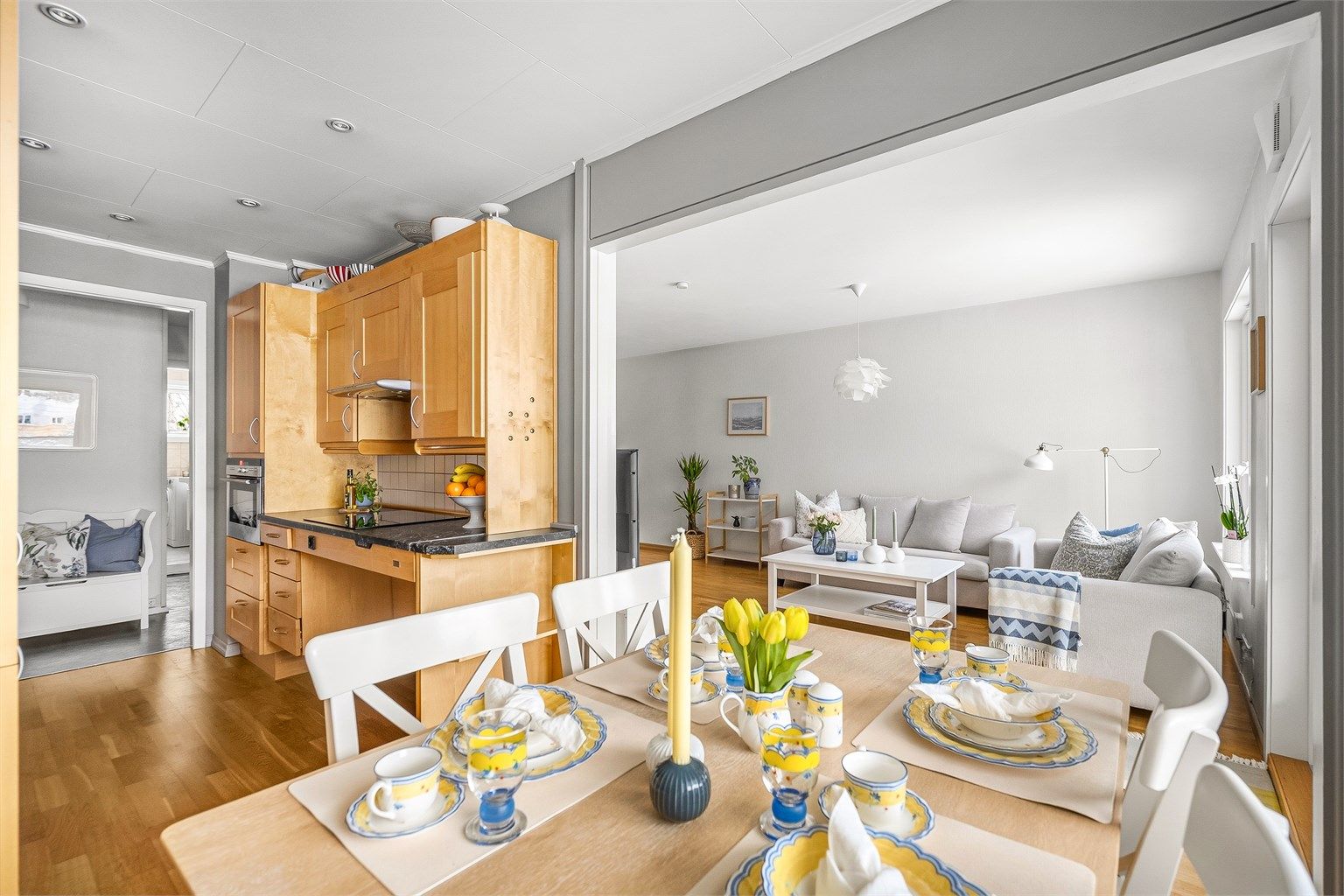 Fra spiseplassen ser man inn mot stuen, som skaper en sosial sone.