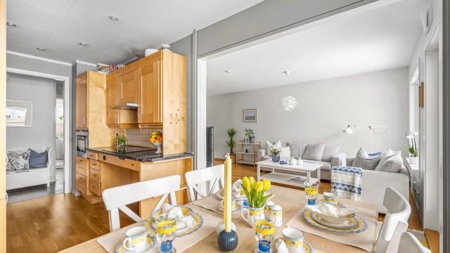 Fra spiseplassen ser man inn mot stuen, som skaper en sosial sone.