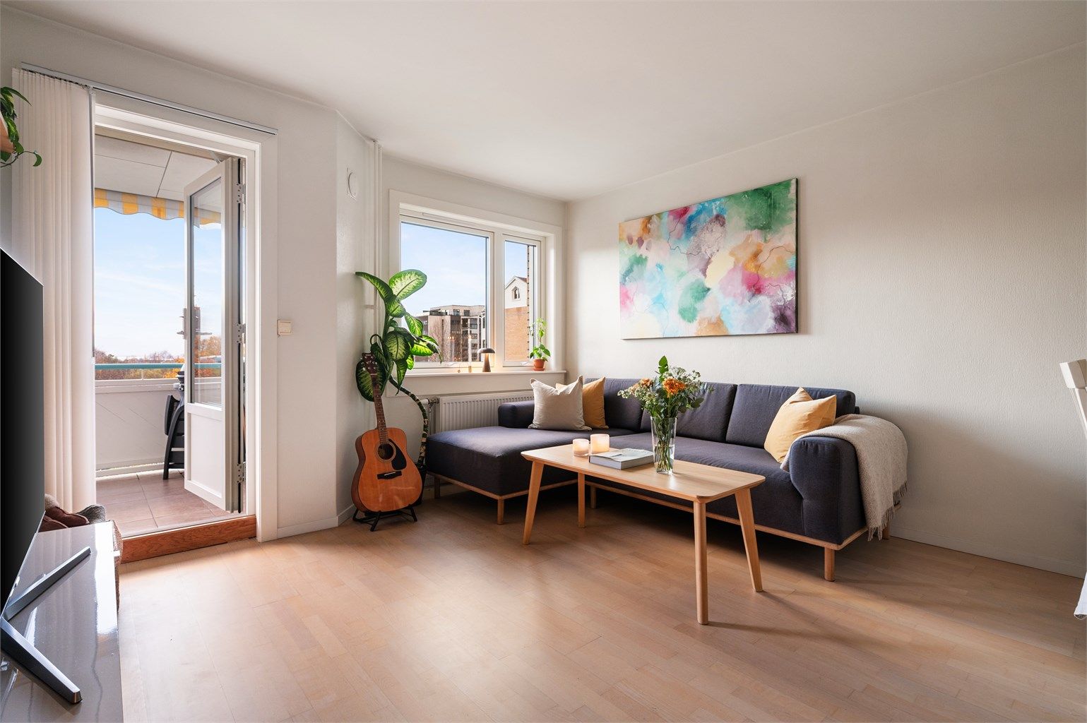 Store vindusflater som slipper inn rikelig med lys kombinert med den gode gjennomgående planløsningen sørger for en lys og luftig atmosfære i hele leiligheten. 