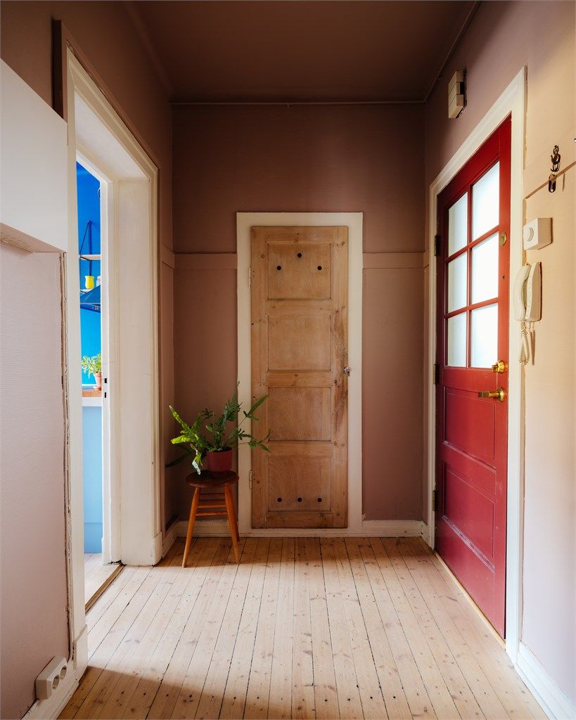 Fra entreen er det tilgang til et romslig kott. 