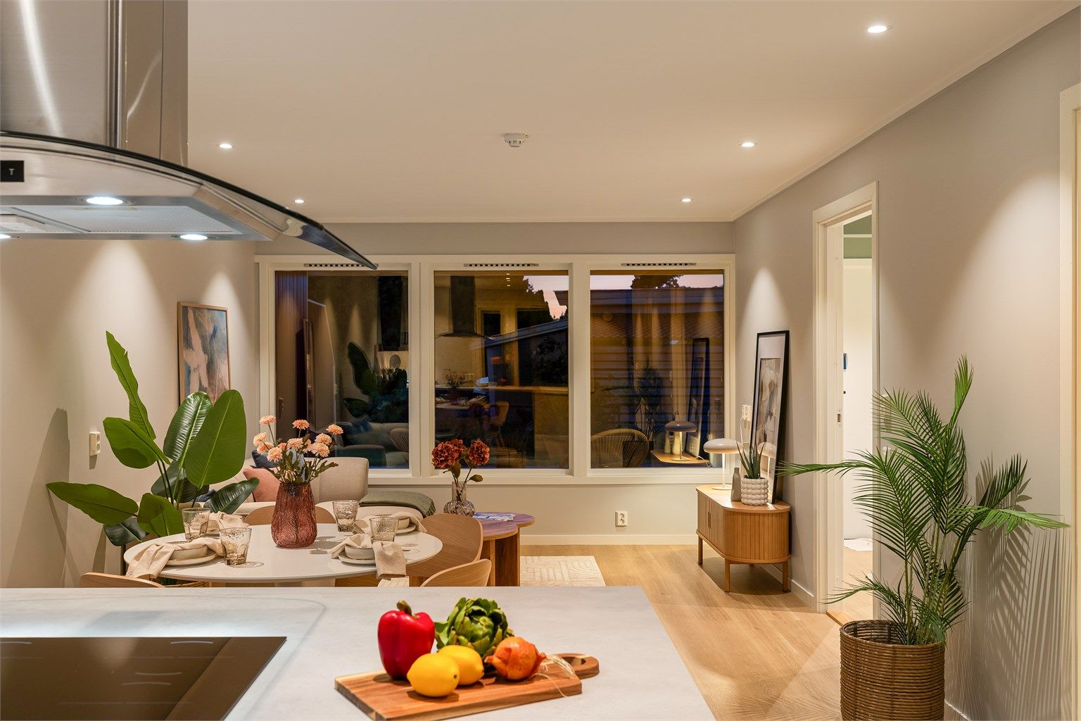 011_Med platetoppen orientert mot stuen er kjøkkenet ikke bare tilrettelagt for matlaging, men ogsa° for sosialisering om du har middagsgjester innom..jpg