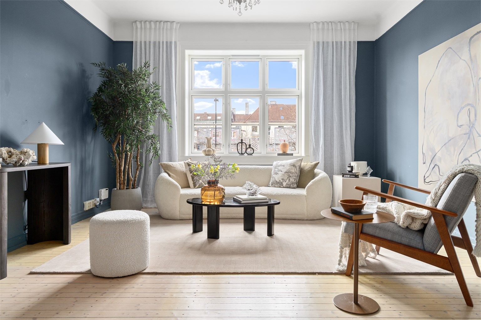 Leiligheten holder en god standard, med blant annet pent bad, romslig kjøkkeninnredning og peis